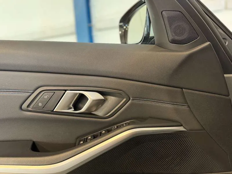 BMW 320 i Touring - M Sport/ActiveCruise/Camera/HiFi/DAB Image 16